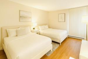 Postel nebo postele na pokoji v ubytování Sunny Venice 2BR - Steps 7 Min to Beach - Huge Pool & Gym