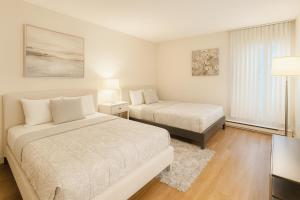 Postel nebo postele na pokoji v ubytování Sunny Venice 2BR - Steps 7 Min to Beach - Huge Pool & Gym
