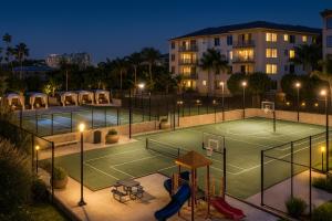 una cancha de tenis frente a un edificio en Venice Beach 2BR - 7-Min Walk - Pool, Hot Tub & Gym, en Los Ángeles