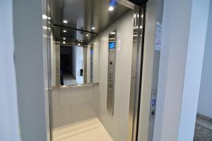 pasillo con puerta de cristal y ventana en FLH - ForRest Haven, en Sibiu