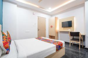 TV a/nebo společenská místnost v ubytování FabHotel Orion - Nr Shilparamam, Hi tech city