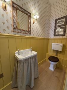 un baño con lavabo e inodoro en A converted Coach House, en Wold Newton 27 fotos más