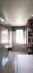 エルナクラムにあるM k residencyのベッドルーム1室(ベッド1台、窓、シンク付) +10枚の写真