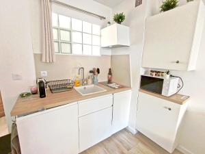 Kuchyň nebo kuchyňský kout v ubytování Appartement 2 pièces avec Balcon, Clim et Parking au Port de Hyères + 8 fotografií