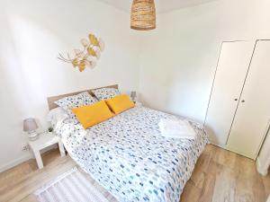 Postel nebo postele na pokoji v ubytování Appartement 2 pièces avec Balcon, Clim et Parking au Port de Hyères