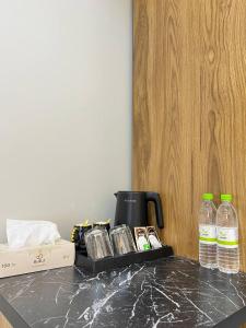 サマルカンドにあるRich Land Hotelのカウンタートップ(ボトル入り飲料水2本付)