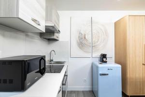 カンヌにあるRenovated and Bright Studio 3P - Cannesの電子レンジと冷蔵庫付きのキッチン
