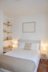 a bedroom with a large white bed with two lamps at Le Petit Cèpe - Hyper Centre Bergerac in Bergerac