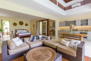 Posezení v ubytování Beautiful Cliff-Side Jungle Villa