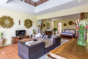 Posezení v ubytování Beautiful Cliff-Side Jungle Villa + 24 fotografií