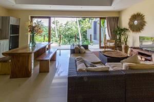 Posezení v ubytování Beautiful Cliff-Side Jungle Villa