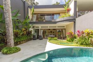 Bazén v ubytování Beautiful Cliff-Side Jungle Villa nebo v jeho okolí