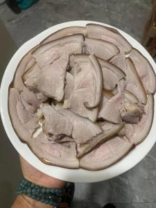 een persoon die een bord vlees in een kom vasthoudt bij Hotel and Restaurant Thành Oanh Yên Bái in Mù Cang Chải