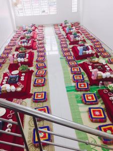 a long line of tables in a room at Hotel and Restaurant Thành Oanh Yên Bái in Mù Cang Chải