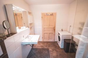 Ένα μπάνιο στο Gemütliches Ferienhaus auf Gut Johannesberg +7 φωτογραφίες