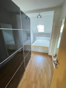 ein Zimmer mit einem Bett und einer Glastür in der Unterkunft Theresie in Hof