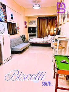 une cuisine et un salon avec un réfrigérateur et une table dans l'établissement SWEET MEMORIES CONDOTEL at THE SYMPHONY TOWERS QC, à Manille