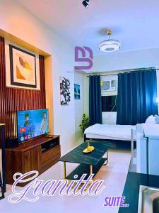 une chambre avec un lit et une télévision dans l'établissement SWEET MEMORIES CONDOTEL at THE SYMPHONY TOWERS QC, à Manille