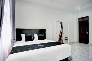 Ένα ή περισσότερα κρεβάτια σε δωμάτιο στο Hotel O Sm Raja Guest House
