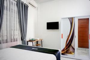 Μια τηλεόραση ή/και κέντρο ψυχαγωγίας στο Hotel O Sm Raja Guest House