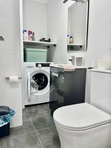 La salle de bains est pourvue de toilettes et d'un lave-linge. dans l'établissement Apartamento Apolo Martin, à Calp