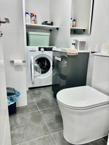 La salle de bains est pourvue de toilettes et d'un lave-linge. dans l'établissement Apartamento Apolo Martin, à Calp