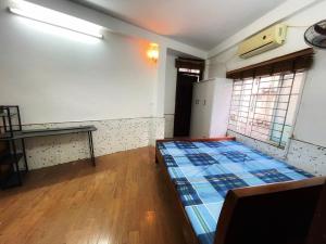 a room with a bed in the middle of a room at Viet Home Stay - Chi nhánh Trần Cung- Gần Viện E - Hà Nội in Hanoi +1 photo