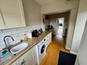 Imagen de la galería de Cosy 2 Bedroom Home with Parking near City Centre, en Swansea