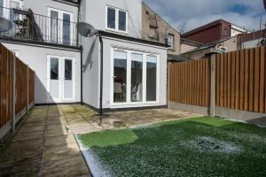 ein leerer Hof mit einem weißen Haus und einem Zaun in der Unterkunft Parking Space, Doors onto Garden-Pet Friendly in Romford