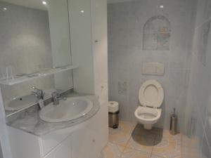 Koupelna v ubytování Hotel Aux Beaux Rivages En Gaume + 37 fotografií