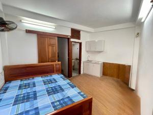 a room with a bed in a room with a kitchen at Viet Home Stay - Chi nhánh Trần Cung- Gần Viện E - Hà Nội in Hanoi