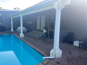 Swimmingpoolen hos eller tæt på Bazley Heights