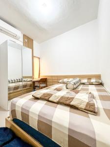 Postel nebo postele na pokoji v ubytování Omah Ambarrukmo Homestay Jogja