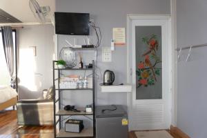 a living room with a book shelf and a room at บ้านนุสรา รีสอร์ท ภูทับเบิก in Ban Maeo Thap Boek