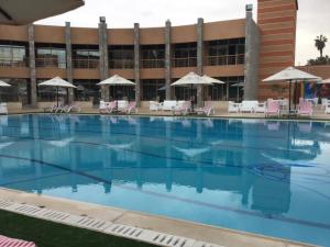 una gran piscina frente a un edificio en Jewel Inn Beni Suef, en Beni Suef