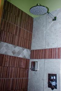 Ένα μπάνιο στο Cozy Double room, Breakfast, Mountain view in Marangu