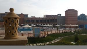vista su un resort con piscina e edifici di Jewel Inn Beni Suef a Beni Suef