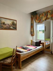 ゲーラにあるBüchner 52-1のベッドとテーブルと窓のある部屋