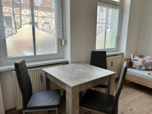 ゲーラにあるBüchner 52-1のテーブルと椅子2脚のあるダイニングルーム +17枚の写真