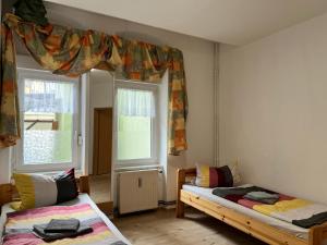 ゲーラにあるBüchner 52-1のベッド2台と窓のある寝室