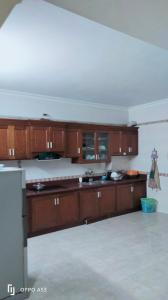 una cocina vacía con armarios de madera en una habitación en An Home, en Ninh Binh