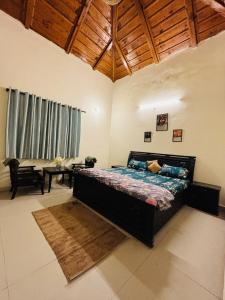 a bedroom with a large bed in a room at Kamlam Homes- Bhowali Villa in Bhowāli