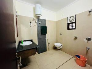 a bathroom with a sink and a toilet at Kamlam Homes- Bhowali Villa in Bhowāli +39 photos