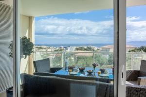 een uitzicht vanaf het balkon van een huis bij Casa Liblue in LʼÎle-Rousse