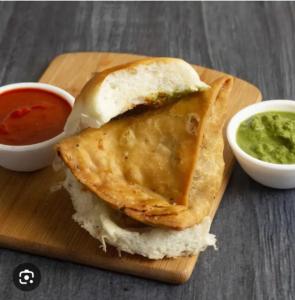 Un sándwich en una tabla de cortar con salsa y guacamole. en N M Hotel Nr kokilaben Hospital, en Bombay 22 fotos más