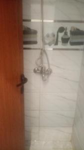 une salle de bain avec une douche avec pommeau de douche dans l'établissement Appt, à Zemmour Touirza