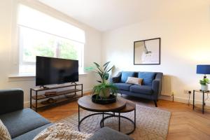 TV a/nebo společenská místnost v ubytování Signature - Oak House
