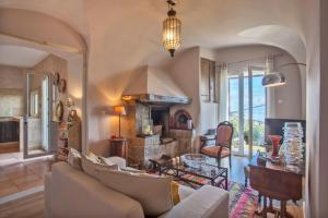 un soggiorno con divano e camino di Villa A Ventosa a Bastia Altre 41 foto