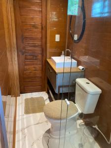 a bathroom with a toilet and a sink at Suíte Nefertiti ilha fantasia in Belém
