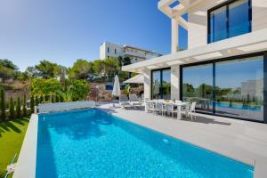 Πισίνα στο ή κοντά στο Villa de Lujo c Piscina Climatizada, las Colinas